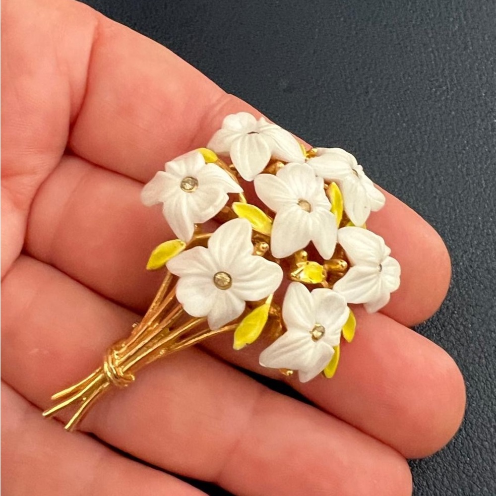 Vintage ART Arthur Pepper Carved Lucite Enamel Rhinestone Flower Bouquet Brooch - Picture 3 of 6